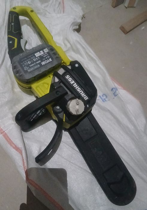 Vendo motoserra eléctrica ( eletrosserra ) s/ carregador a trabalhar