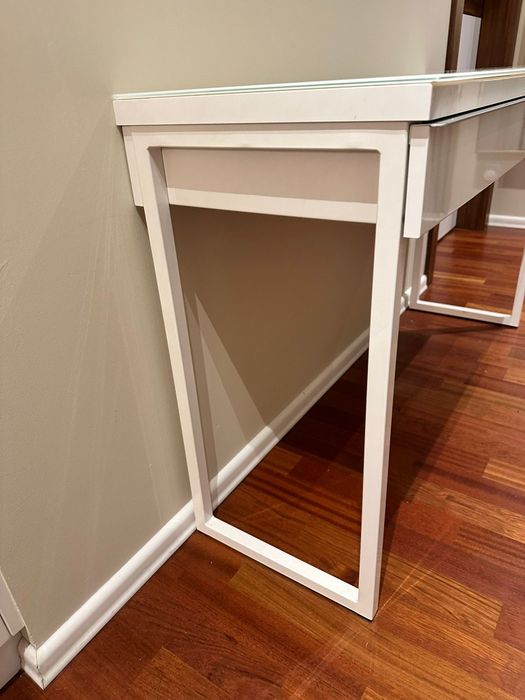 Biurko, toaletka, konsola Besta Burs ikea  jak nowa z szybą