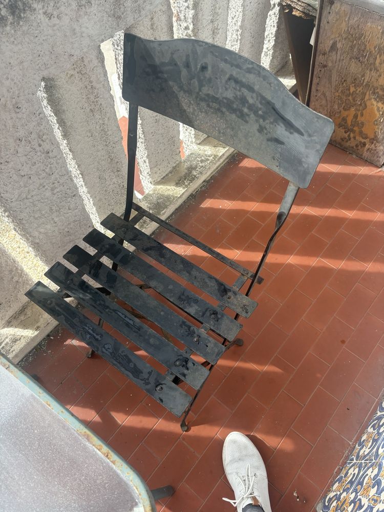 mesa de exterior com duas cadeiras em ferro + cadeira de escritório