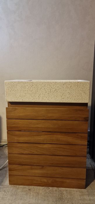 Zestaw mebli łazienkowych z drewna tekowego ze zintegrowaną umywalką