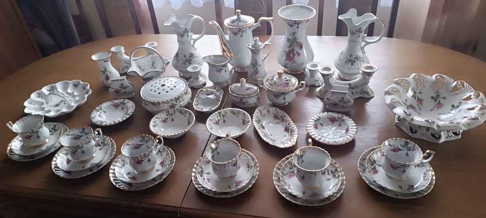 Rozbudowany serwis kawowo-deserowy z motywem Złotej Róży fasonu Iwona