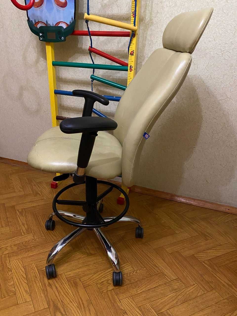 Кожаное салатовое офисное кресло с высокой спинкой и механизмом поднят