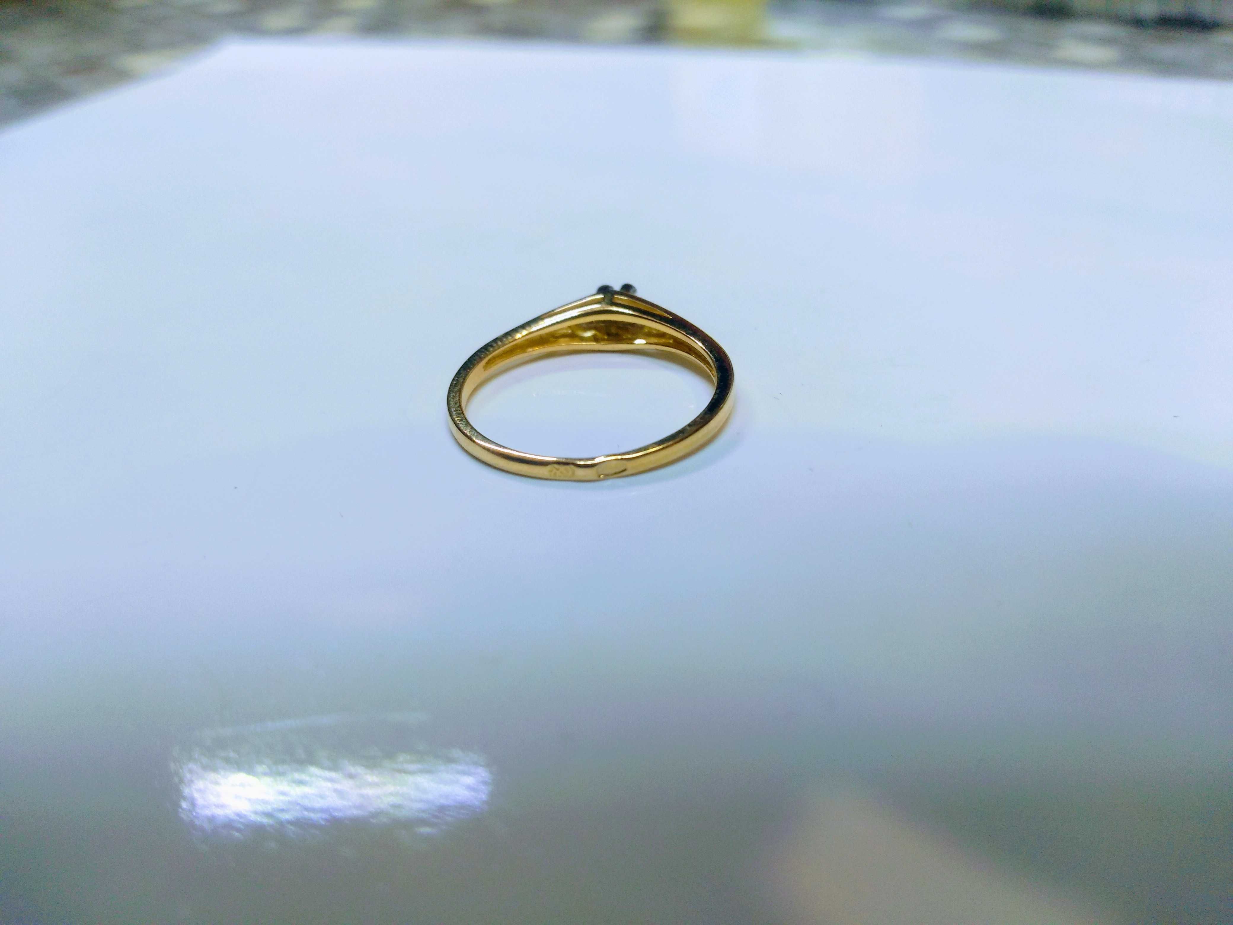 Złoty pierścionek z trzema brylantami