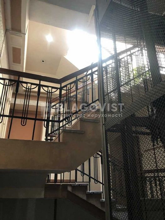 Продаж чудової 2к кв Центр Києва дореволюційний будинок Костельна 7