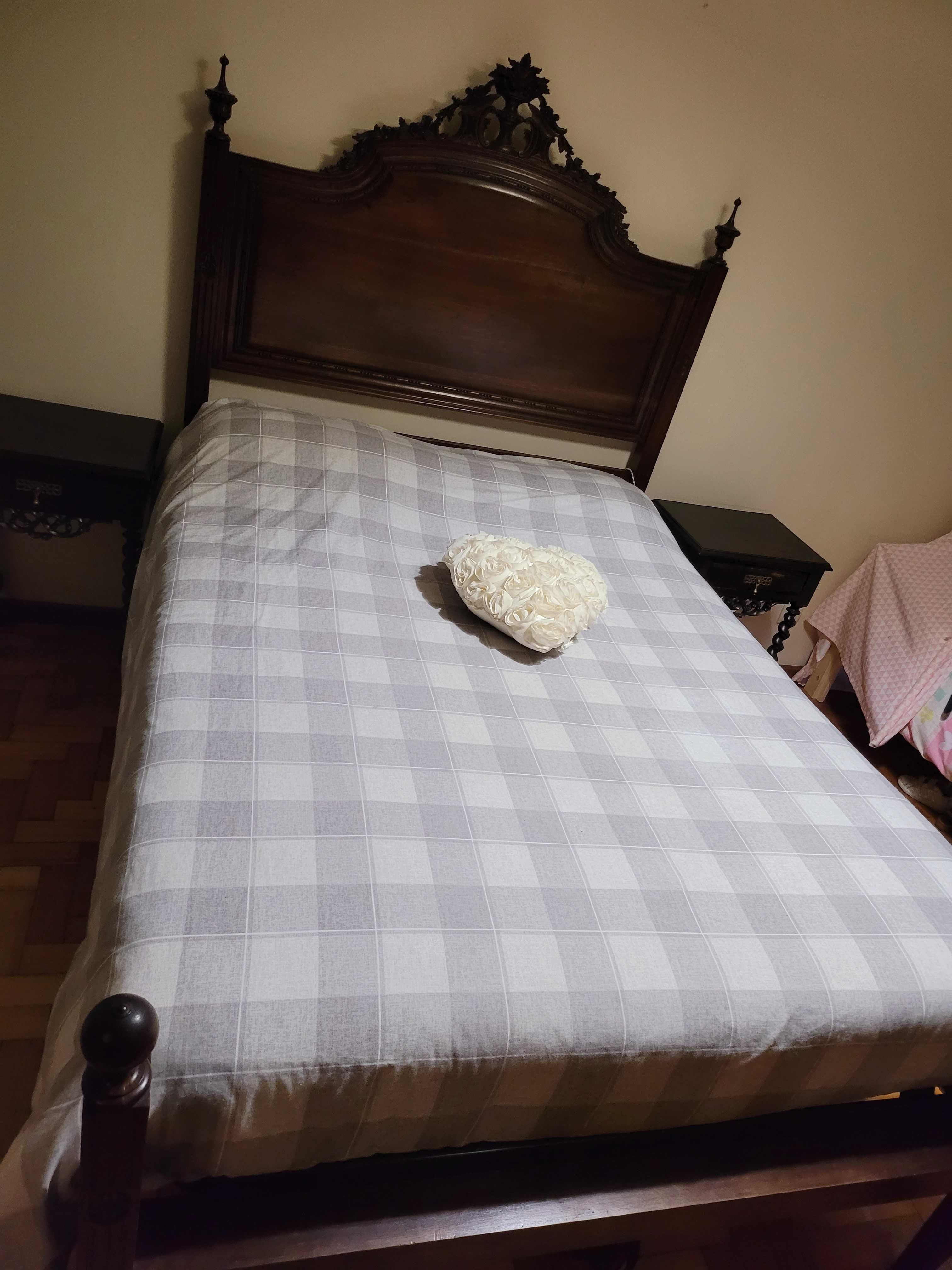 Cama antiga com mesas de cabeceira em muito bom estado