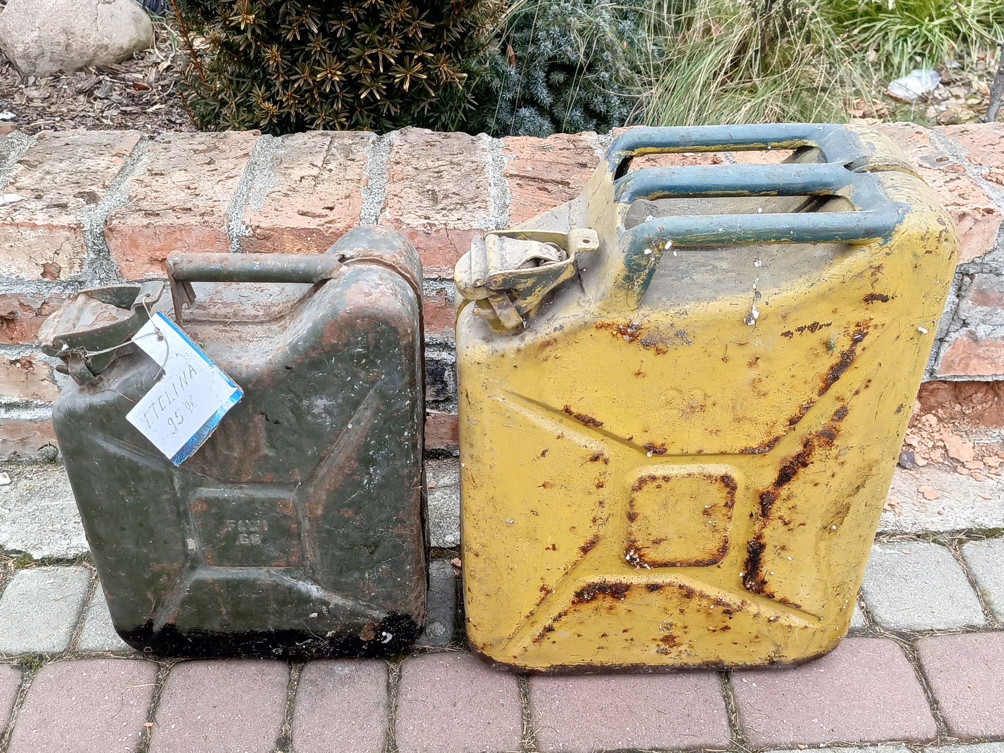 Dwa kanistry 20l i 10l kanister