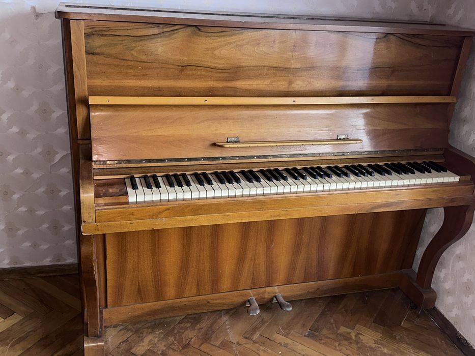 Піаніно стільці столи шафи