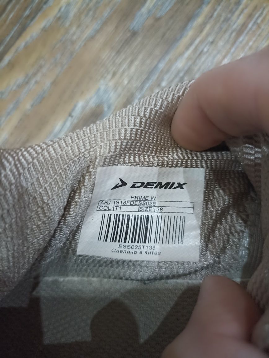 Кросівки Demix. Відмінний стан. Устілка 24 см.