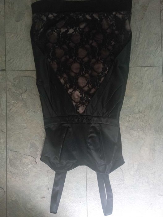 Czarna dopasowana sukienka koronka