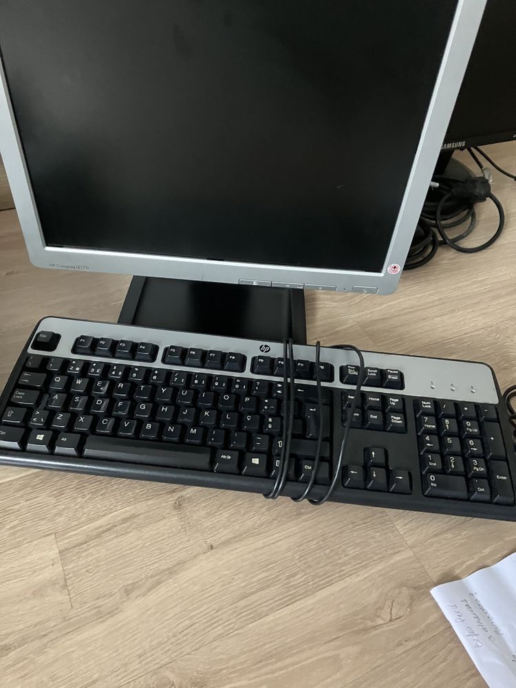 Computador com monitor e teclado