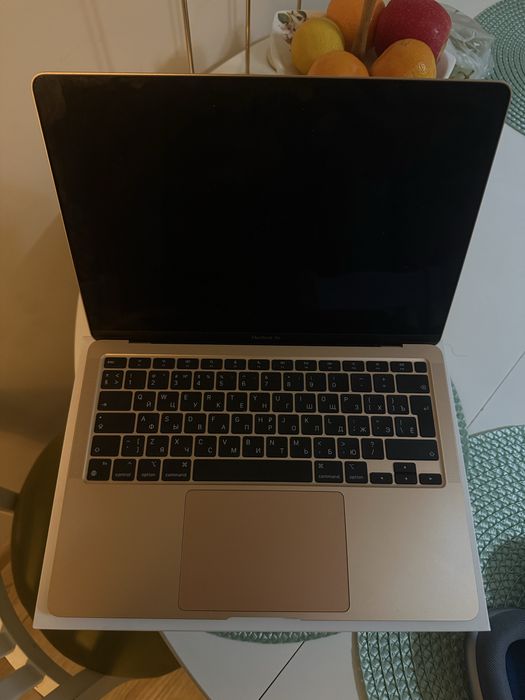 Продаю ноутбук Apple MacBook Air M1 256GB в идеальном состоянии