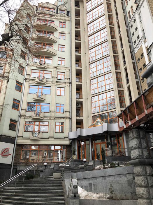 Продам 2-х кімнатну в центрі. б-р. Т. Шевченко, 11