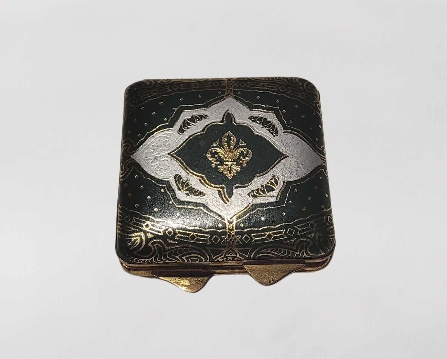 Elegancka puderniczka retro PRL z wzorem fleur-de-lis unikat