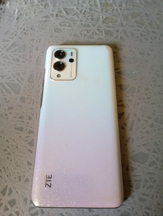 ZTE V40 Pro (Magic Gradient)