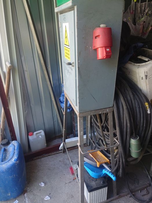 Szafka , rozdzielnia elektryczna na budowę.
