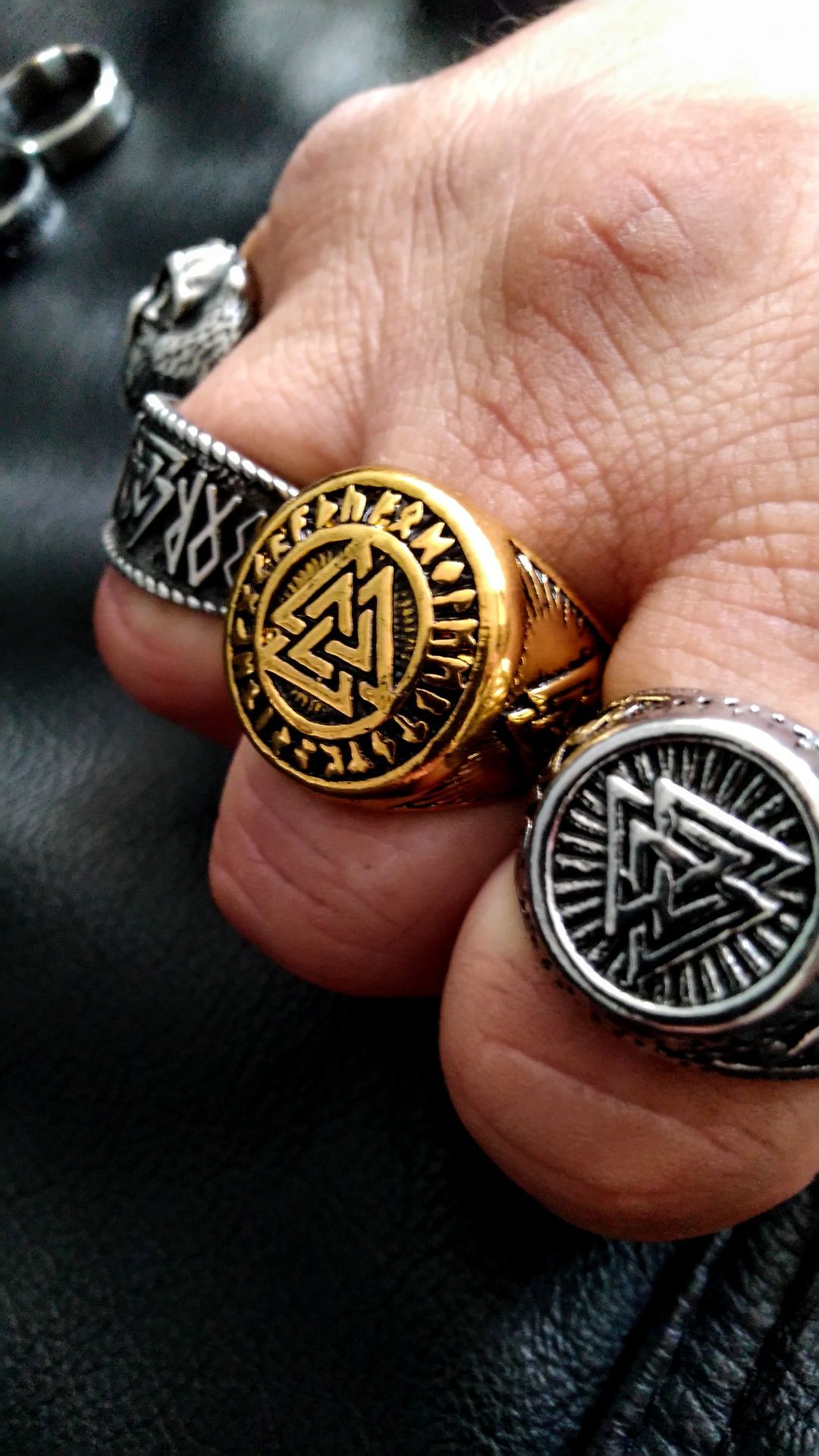 Sygnet pierścień nordycki styl wikinga symbol runiczny Valknut złoty