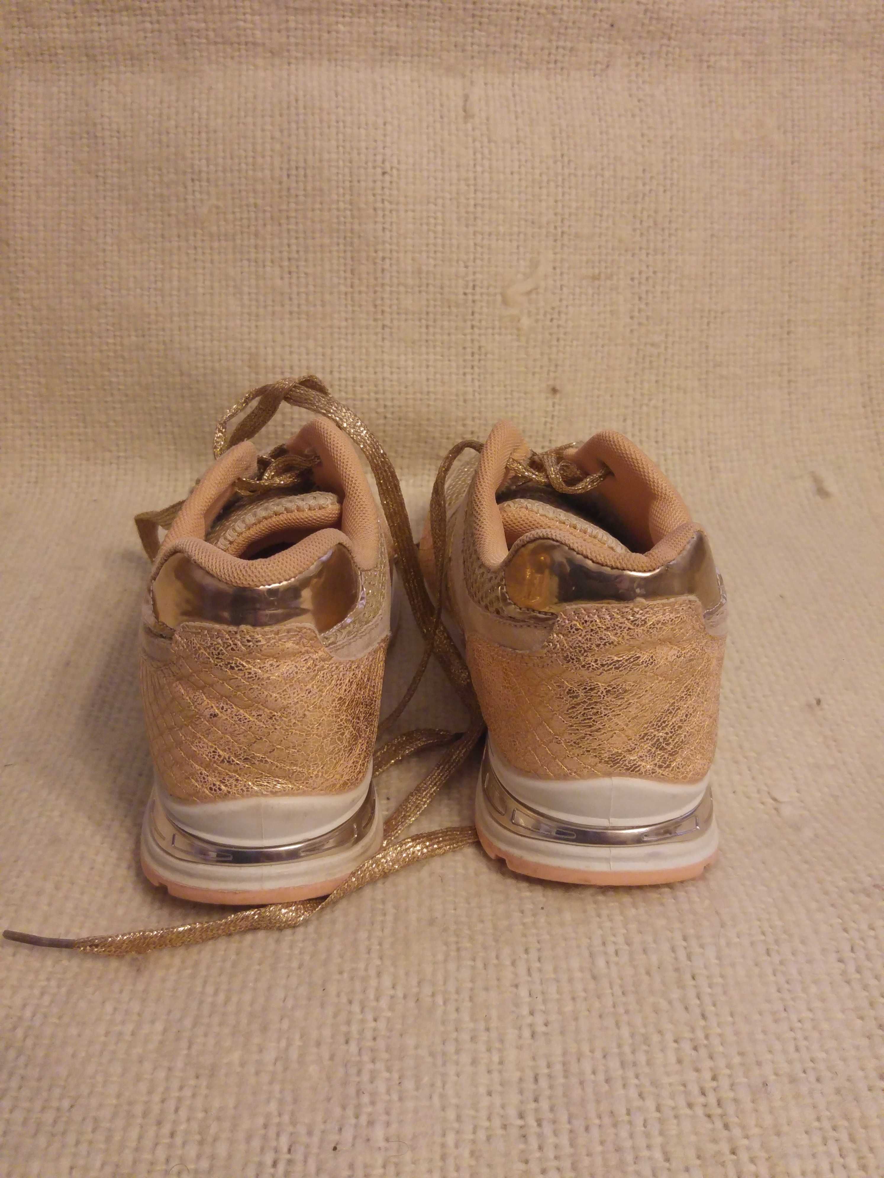 Buty sportowe damskie