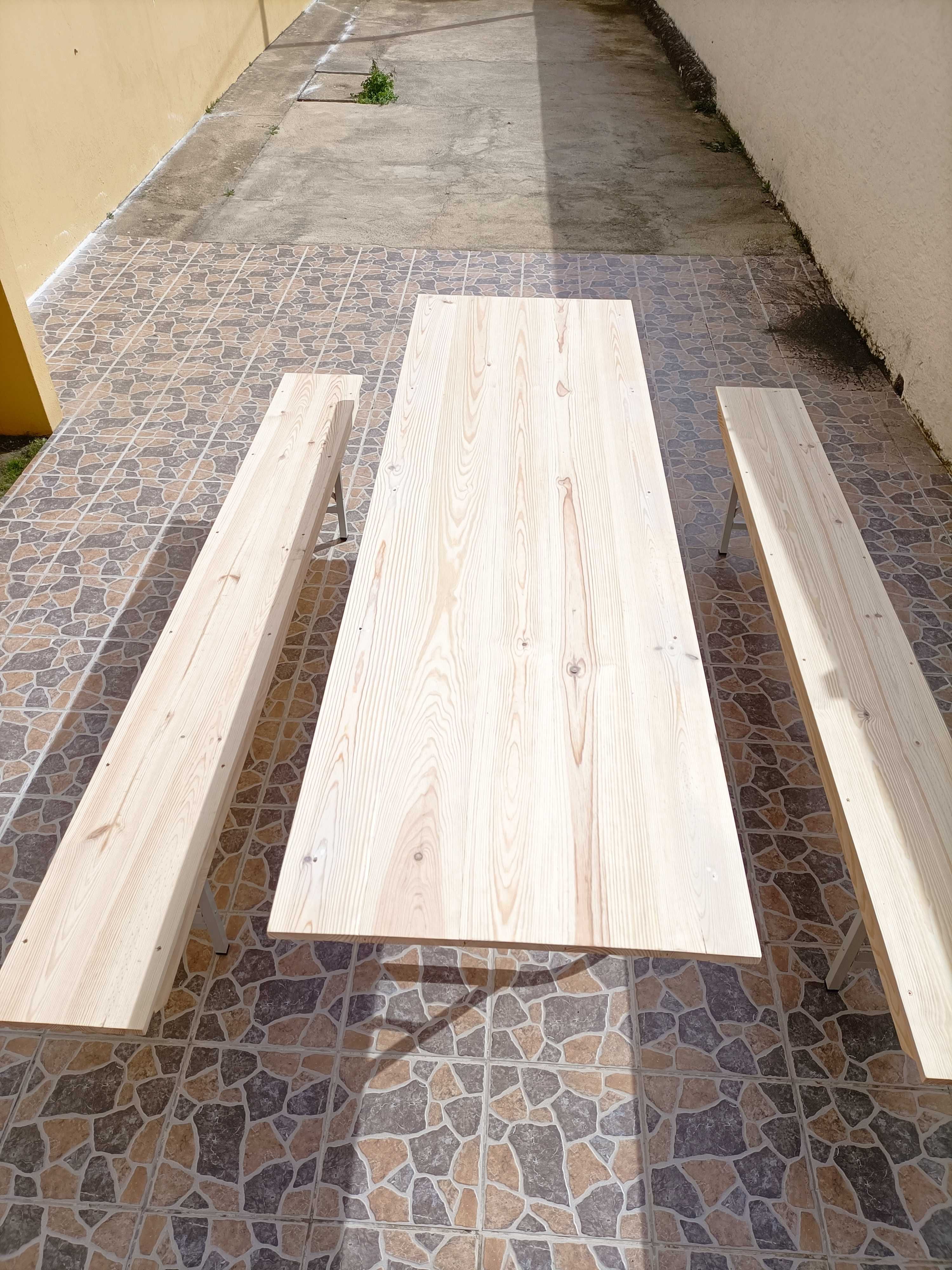 Mesa de madeira com dois bancos corridos