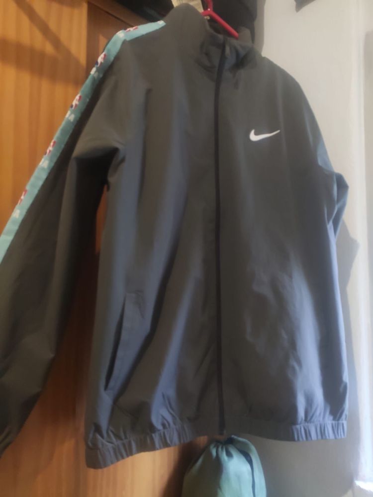 Vende se casaco Nike , ideal para Primavera