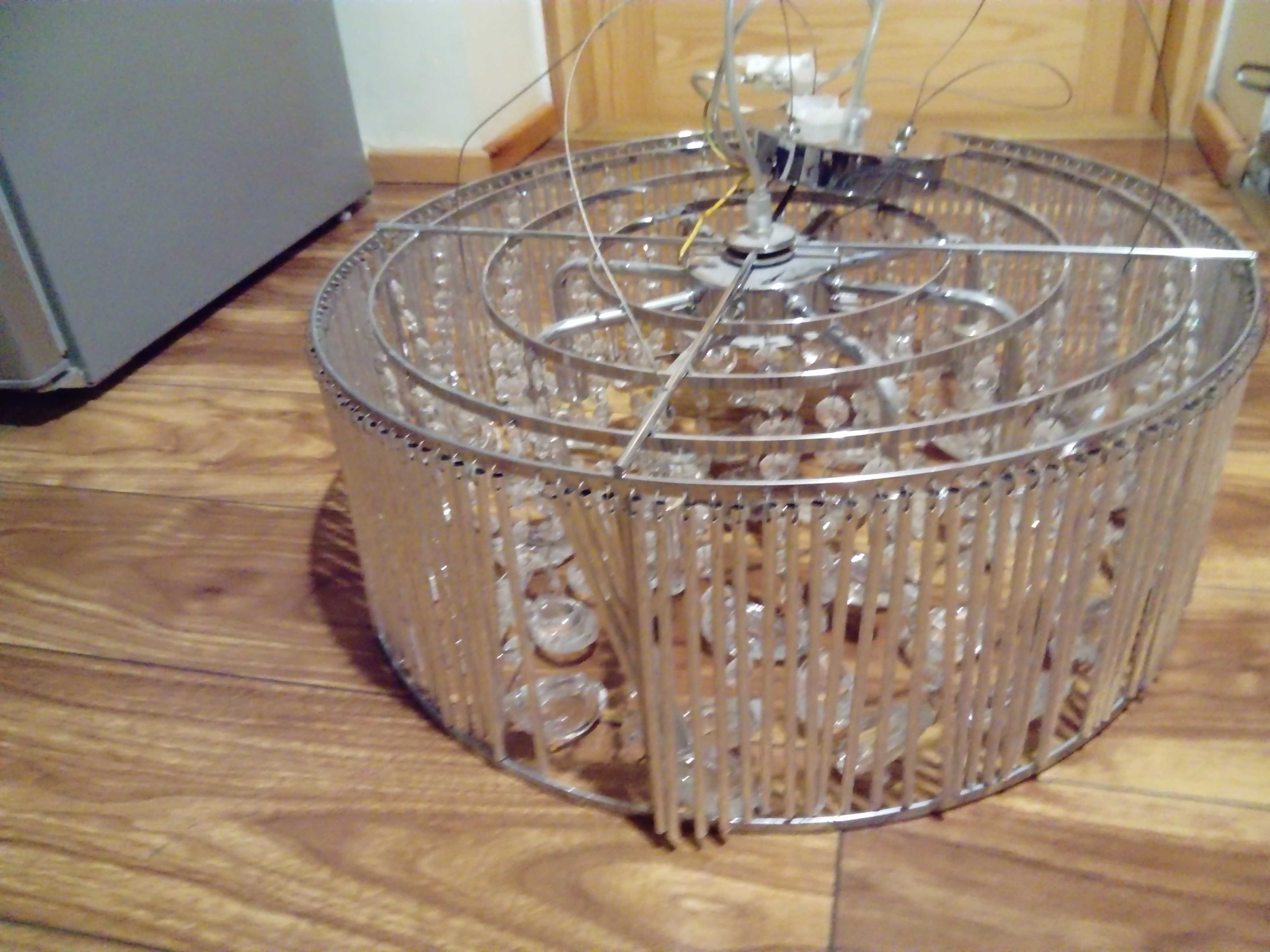 Lampa wisząca z kryształkami .