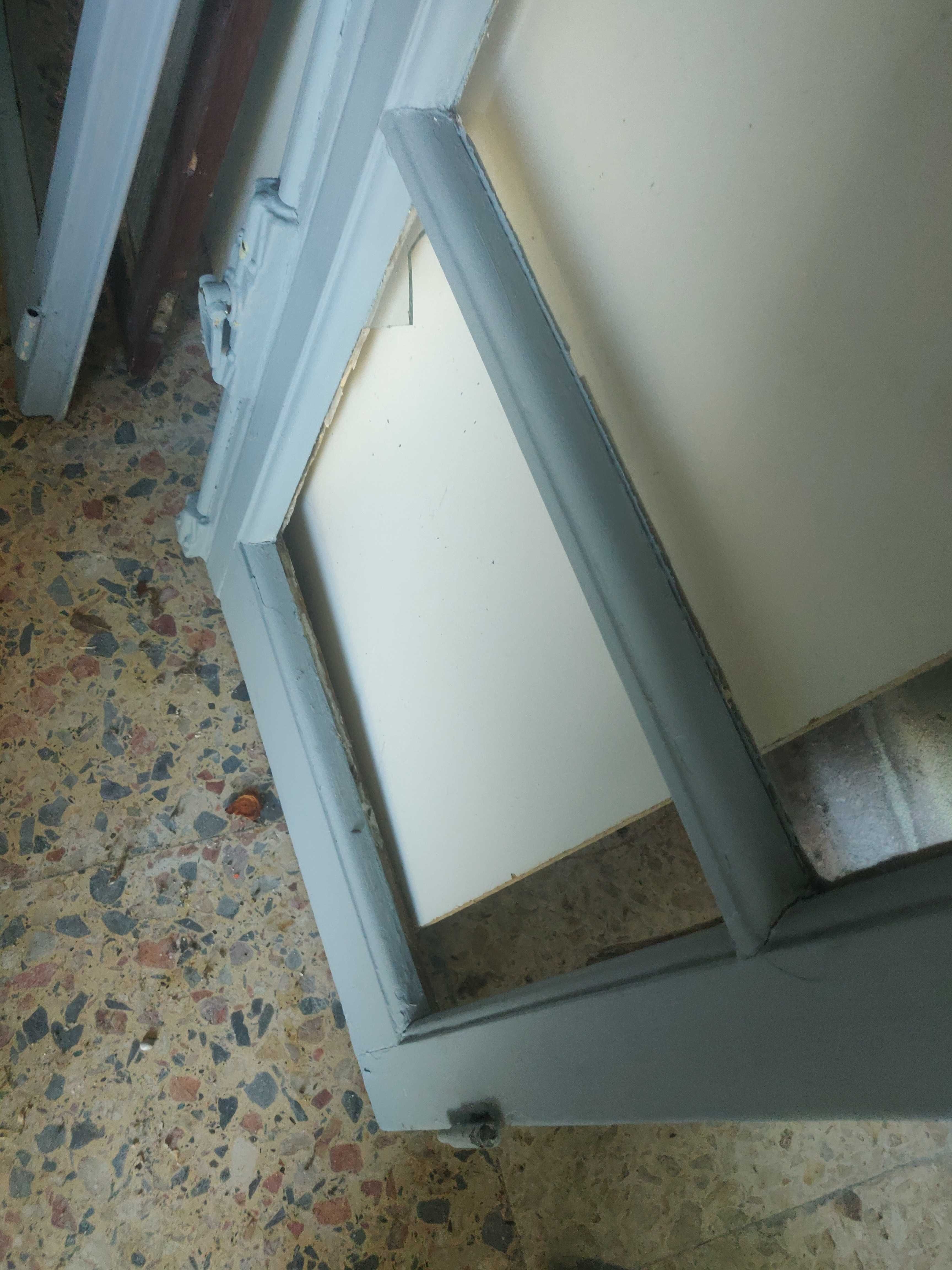 Janelas com alguns vidros partidos
