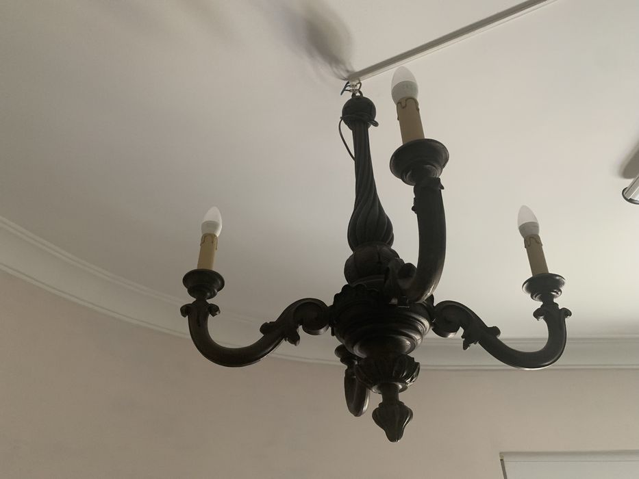 Candeeiro de tecto em madeira