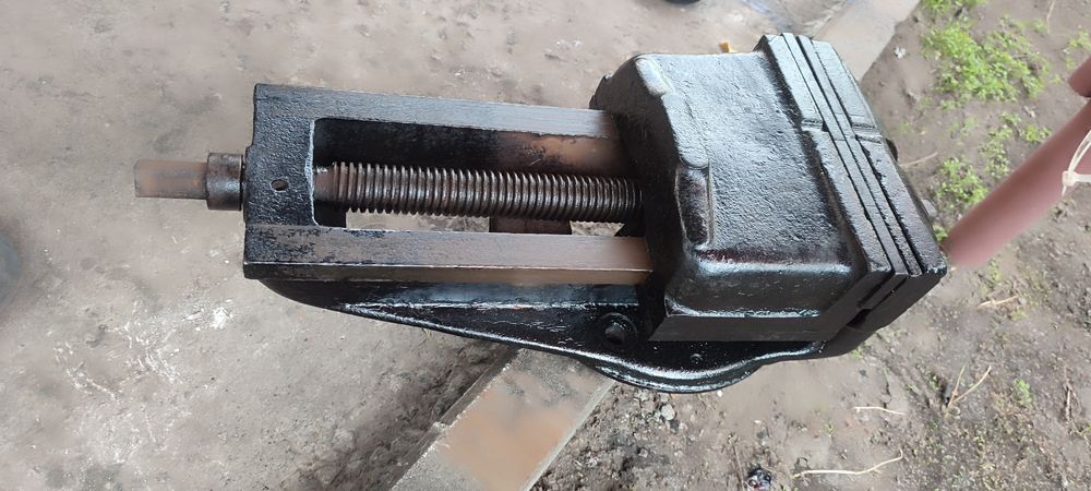 Продам тиски токарные сост норм  вес кил 50-60 состояние губ нуж замен