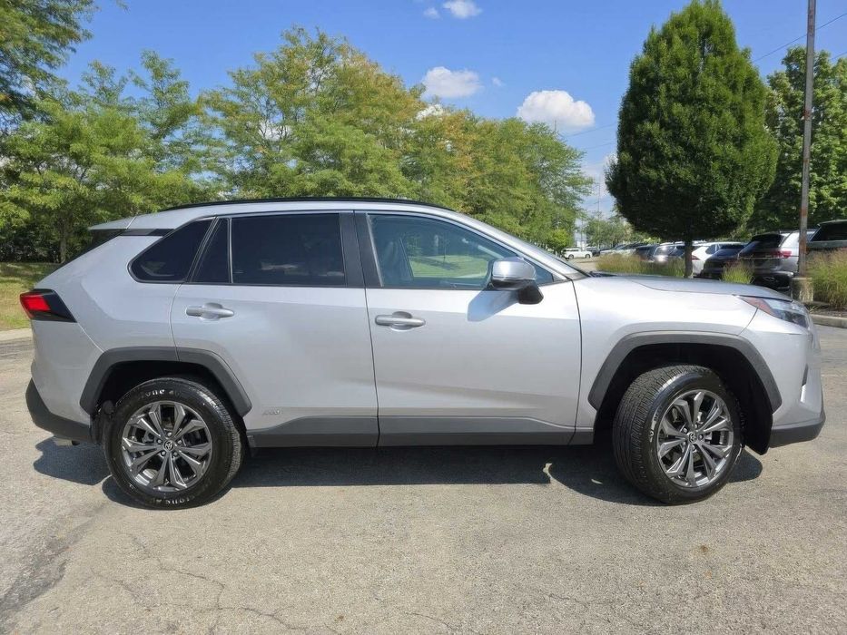 Toyota RAV4 Hybrid XLE Premium      2022
