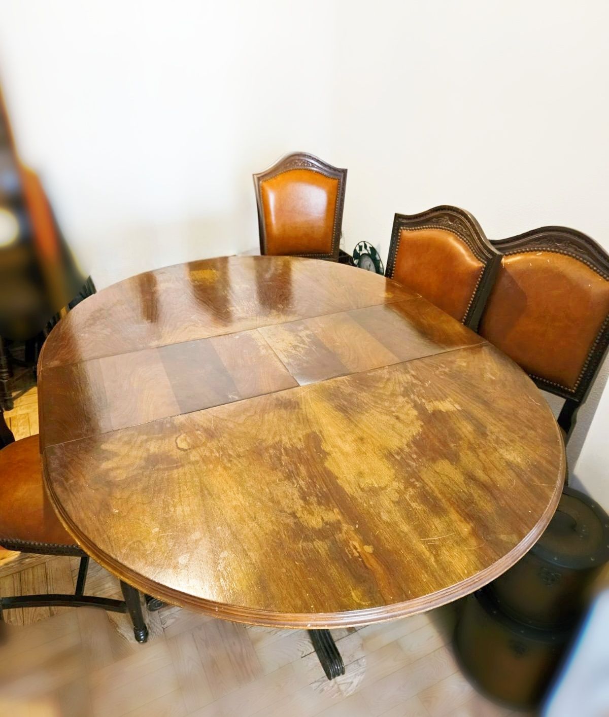 Mesa de madeira extensível com cadeiras