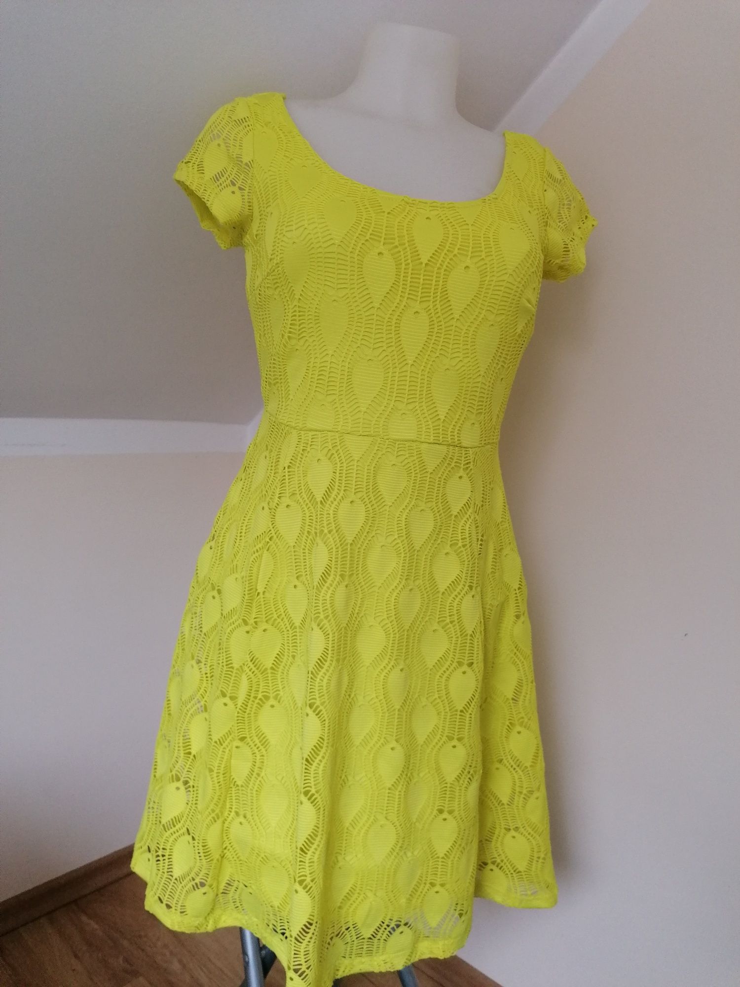 Żółta rozkloszowana sukienka 38 M koronkowa na krótki rękaw nowa