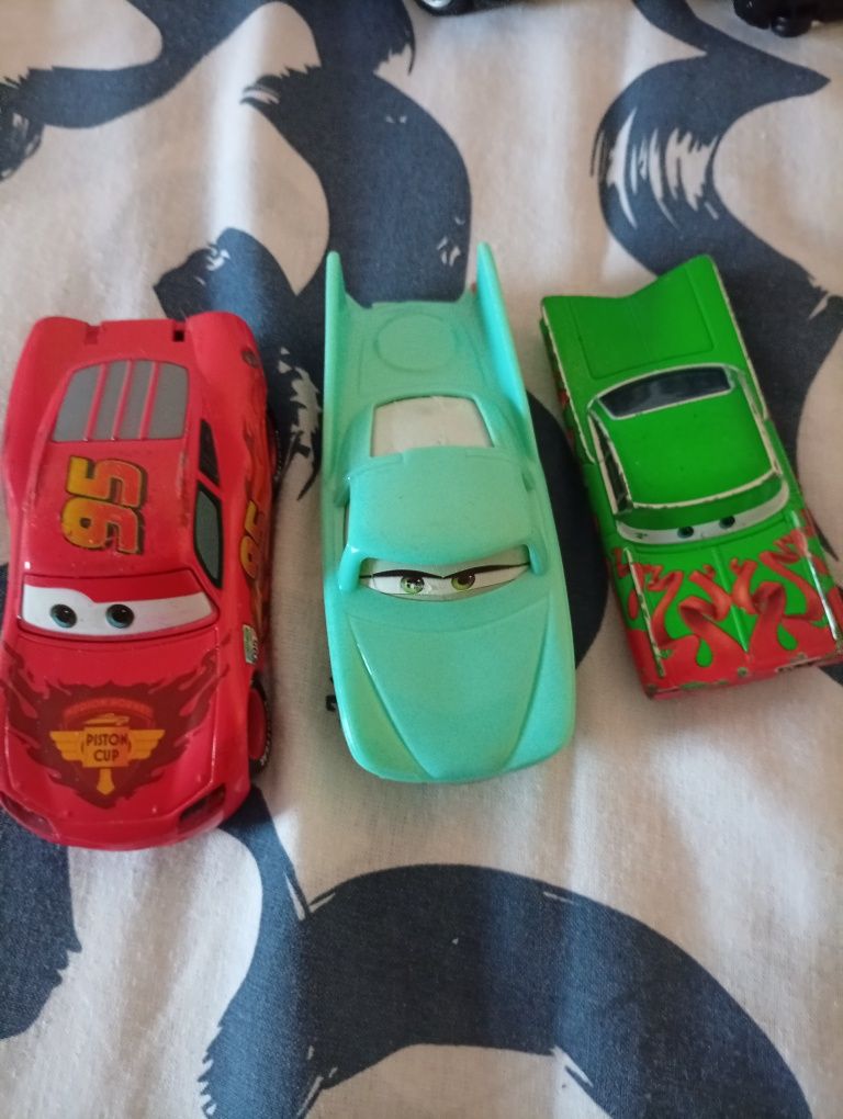 Três  carros do desenho animado