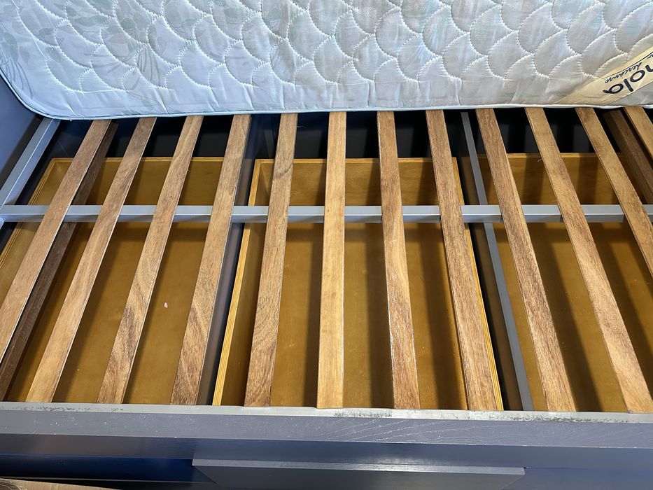 Cama de solteiro com escada