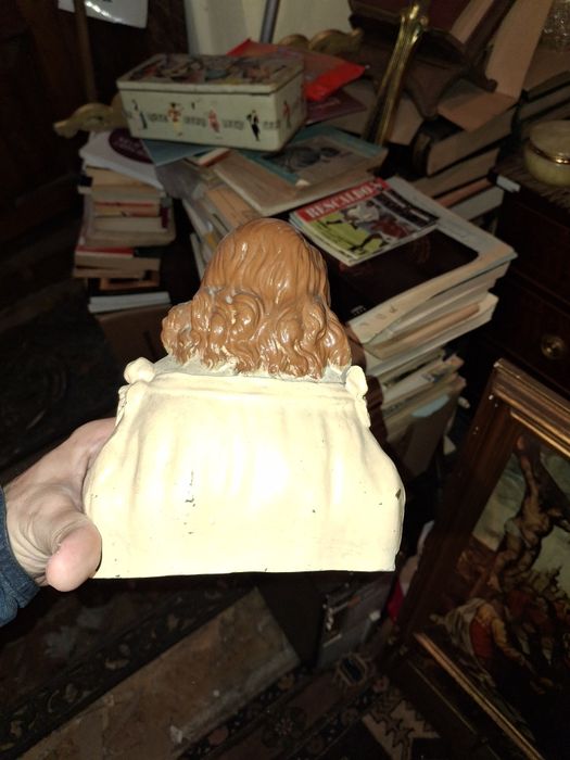 Boneco decorativo em loiça menina estudando