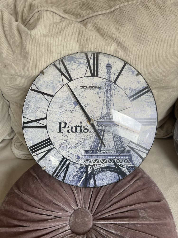 Używany zegar na ściane motyw paryż