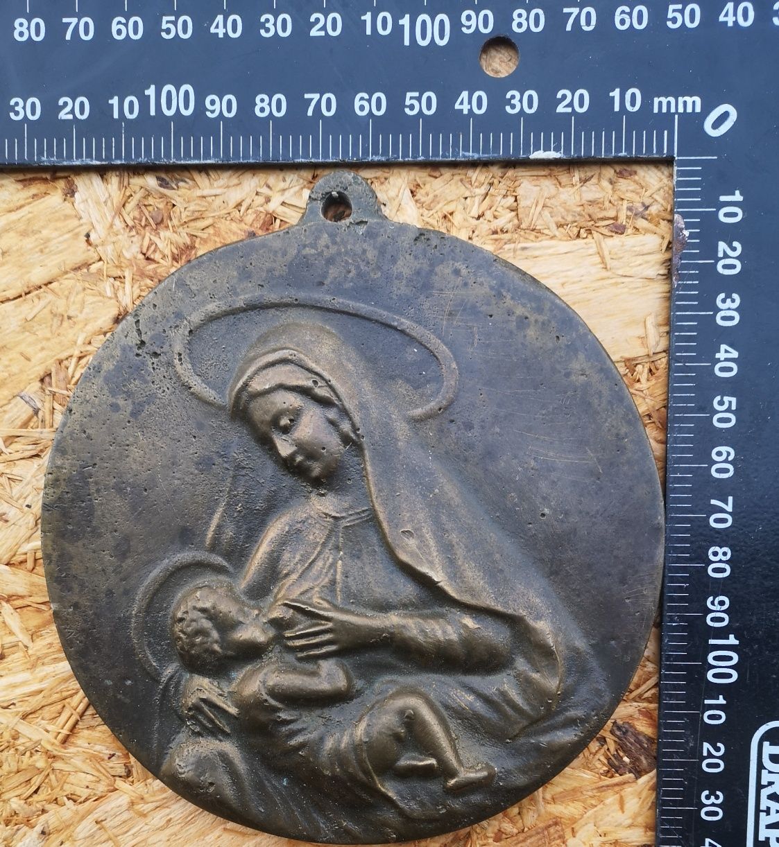 Medalion, ryngraf, płaskorzeźba Matka Boska karmiąca