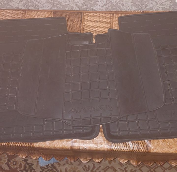 Продам коврики в тойота авенсис т25 седан