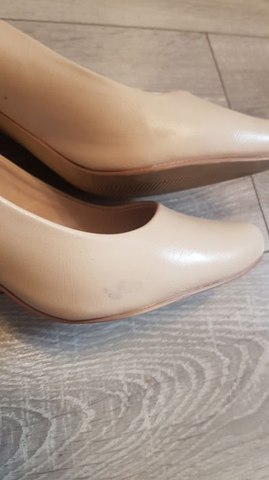 Beżowe czółenka 37