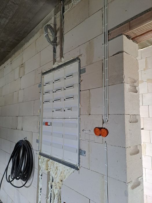 Usługi elektryczne – KinMar Construction | Profesjonalny elektryk