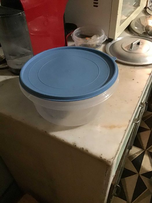 tuperware com tampa azul