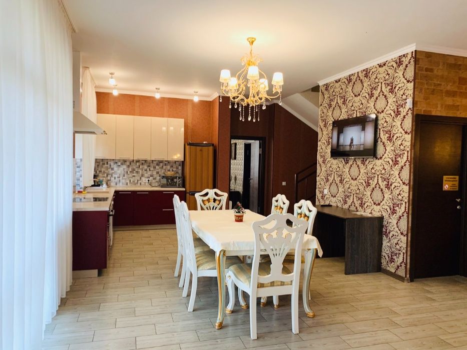Посуточная аренда дома 460 кв., 6 раздельных спален. Сауна.