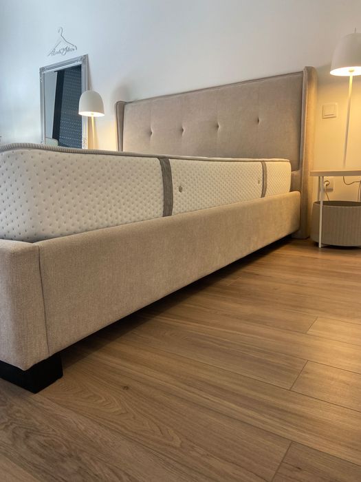 Cama + colchão + candeeiro de mesa de cabeceira