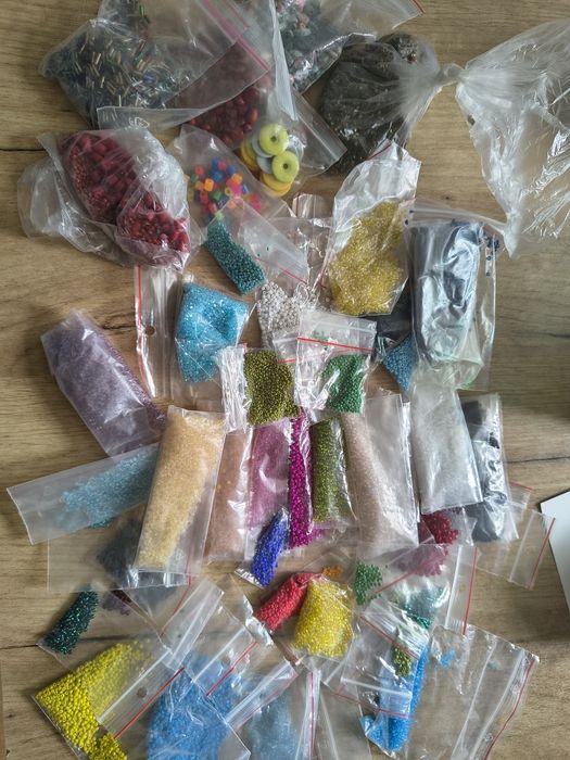 Mix koralików do robienia biżuterii 960g + walizka z koralikami