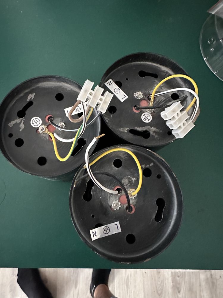 Sprzedam komplet 3 czarnych lamp sufitowych na żarówki GU10