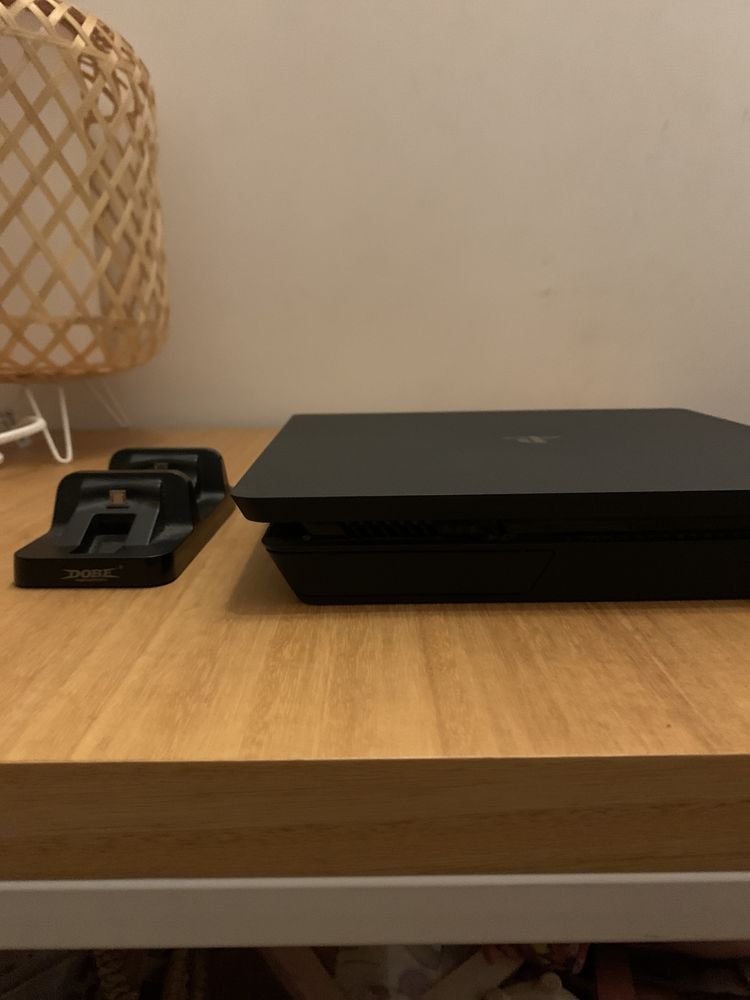 PlayStation 4 e carregador de comandos