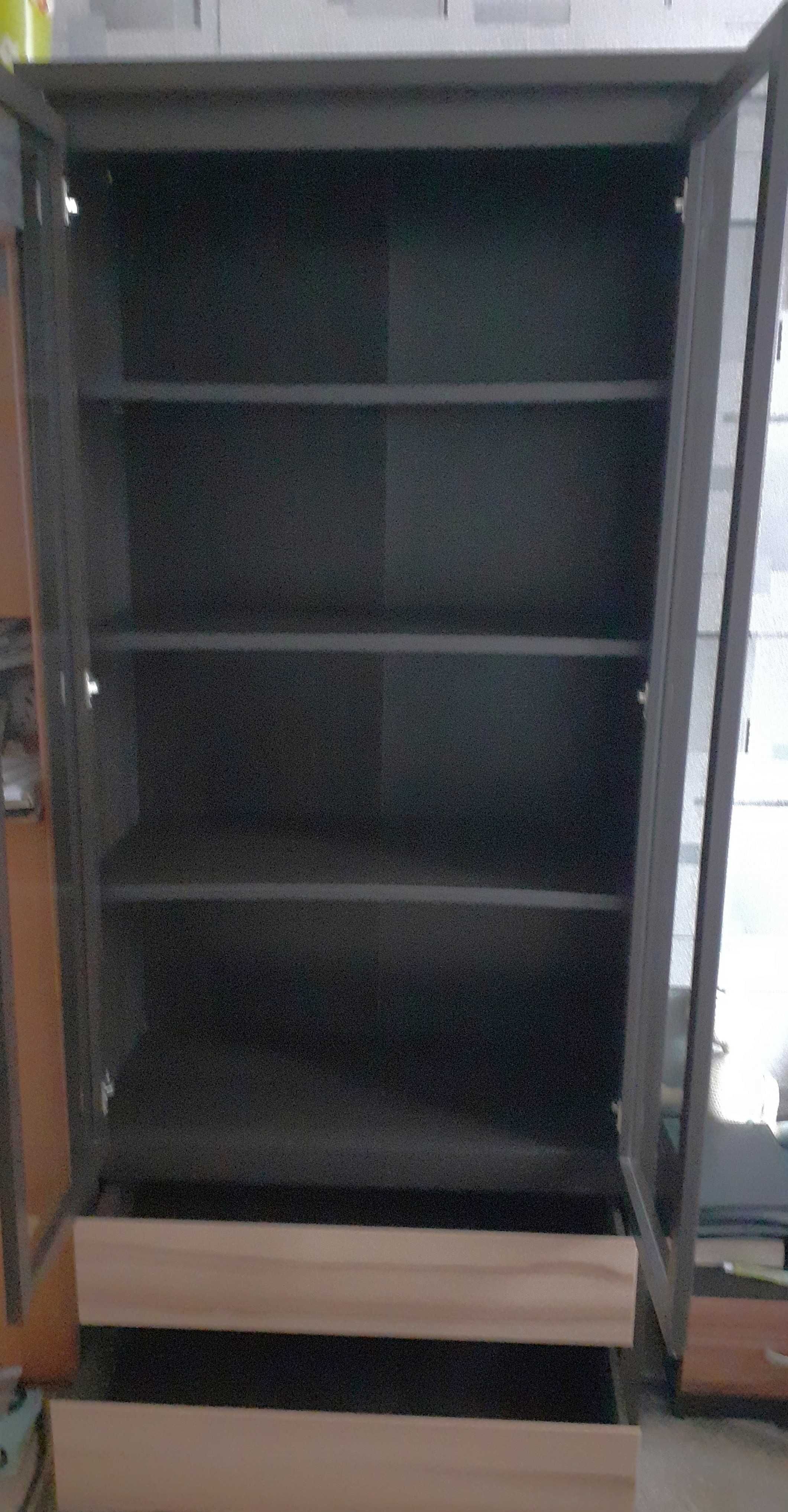 Regał przeszklony z szufladami