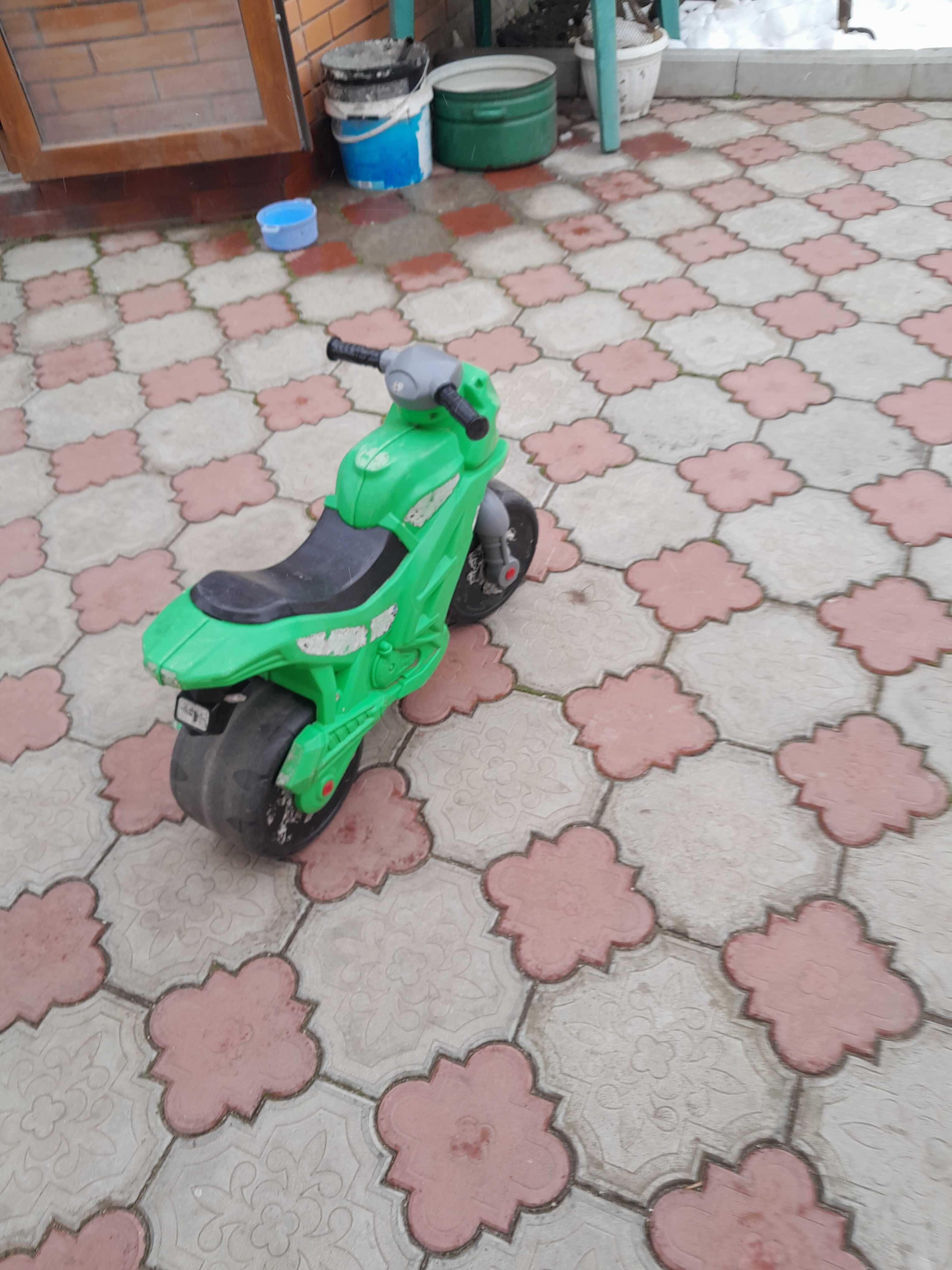 Продам мотоцыкл детский, зеленый и желтый