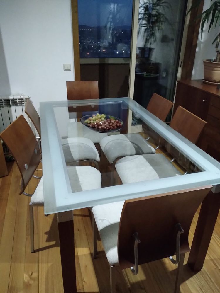 Sala de jantar com mesa de tampo de vidro