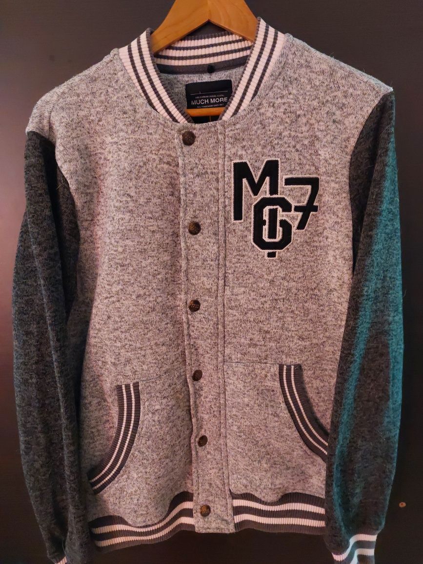 Bluza Much More średniego rozmiaru