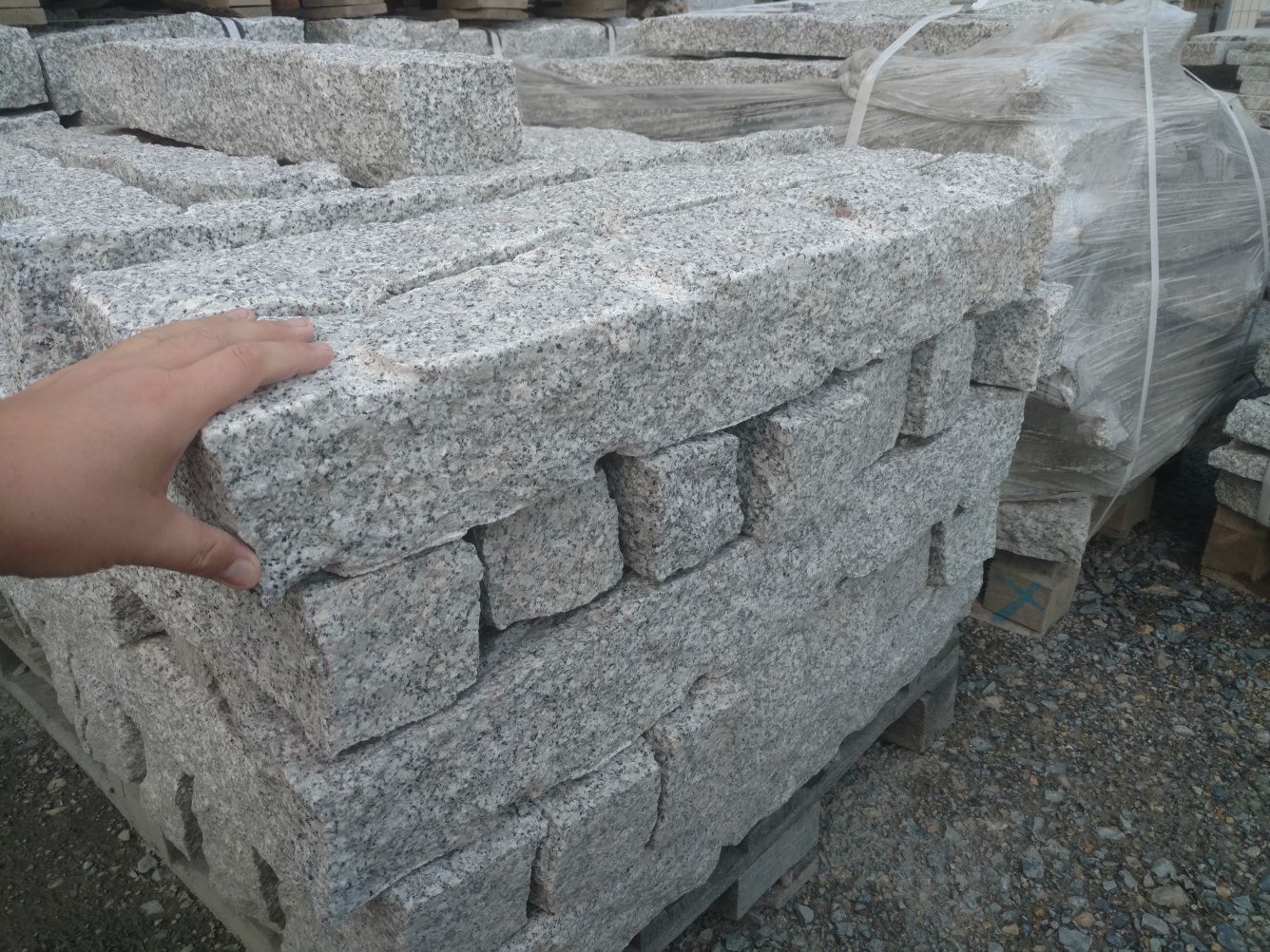 Palisada granitowa 60cm łupana kostka brukowa opornik grys granitowy