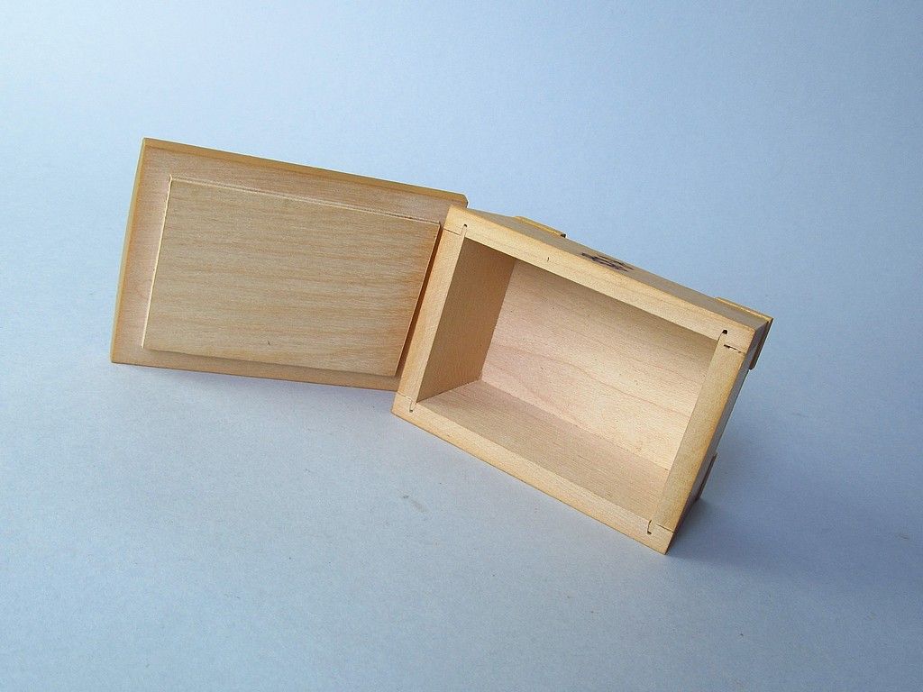 stare drewniane pudełko szkatułka skrzynka